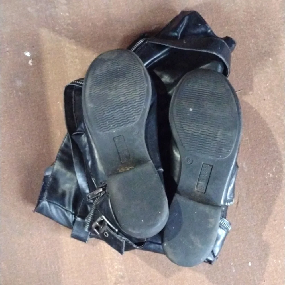 Shoes - Picture 2 of 3